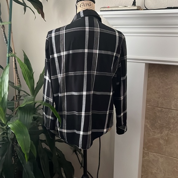 NWOT Victoria Secret Long Sleeve. Excellent Condition Color - Picture 3 of 10